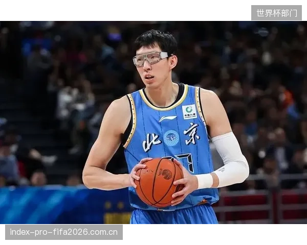 周琦缺阵后广东队依靠更快的轮转速度弥补身高不足，展现团队防守韧性。